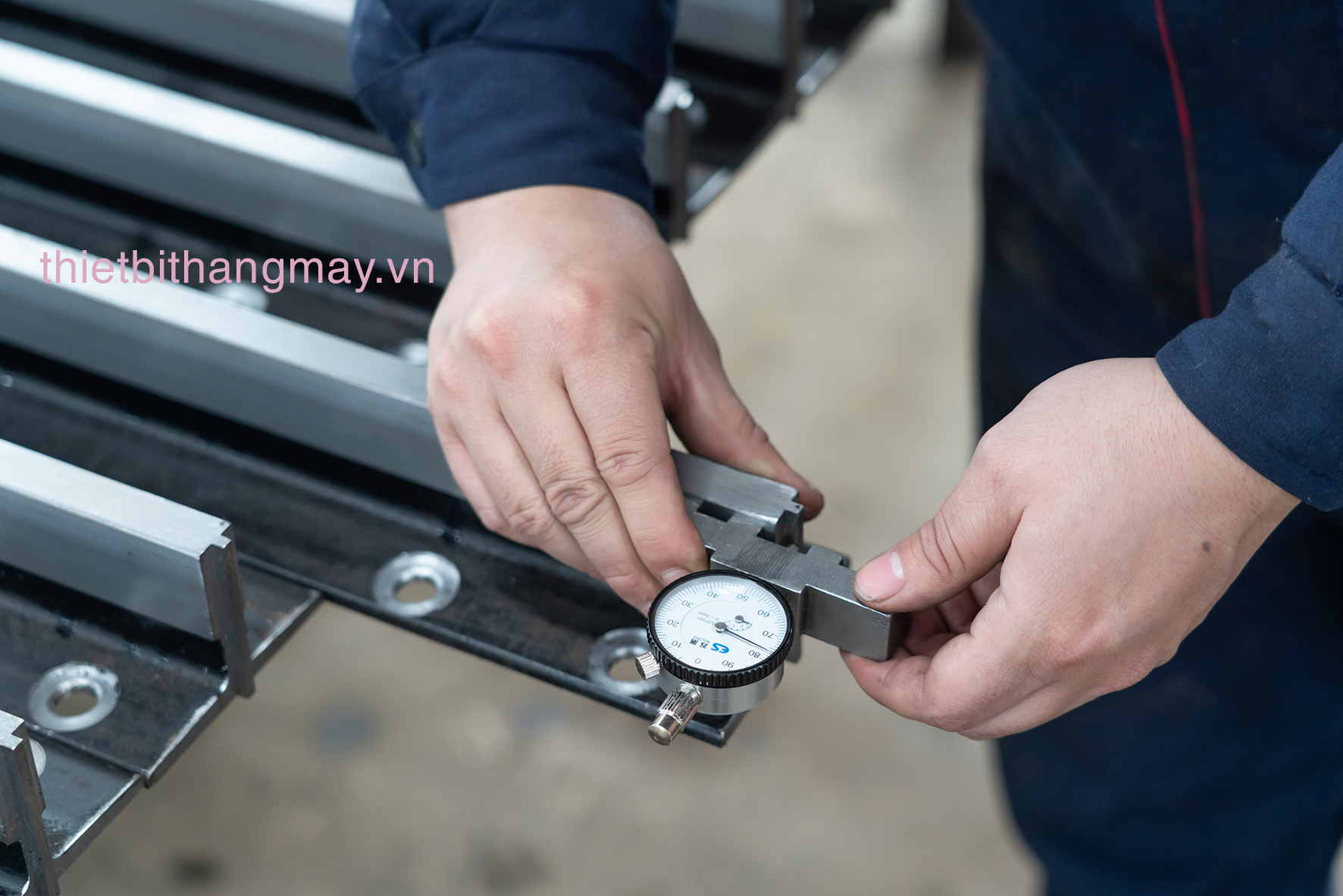 Ray dẫn hướng thang máy.7